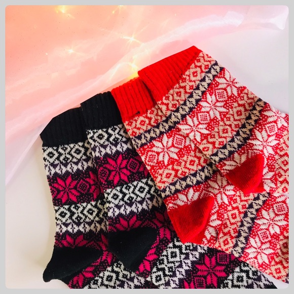 Sold!  NWT 2 PK Red/Black Thick Snowflake Socks - Picture 4 of 5